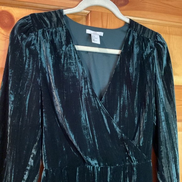 NWOT H&M Green Crushed Velvet Faux Wrap Dress Size 4* - Picture 3 of 10